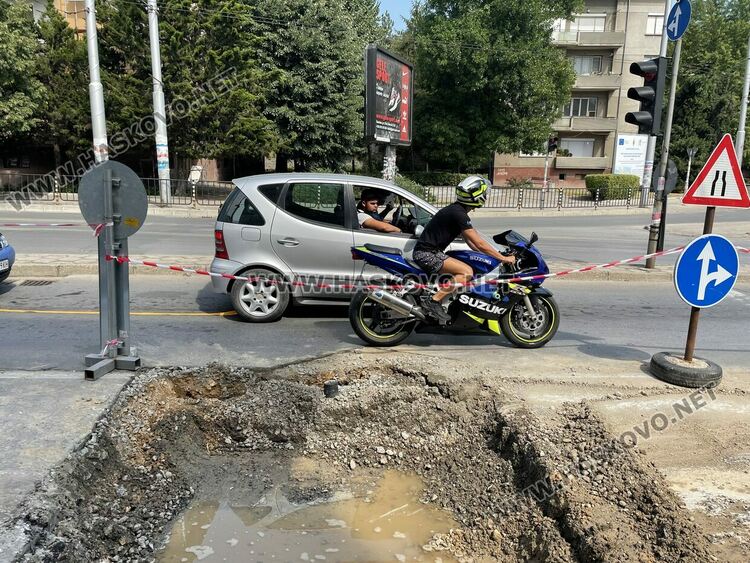 Валяк хлътна в насип на ВиК