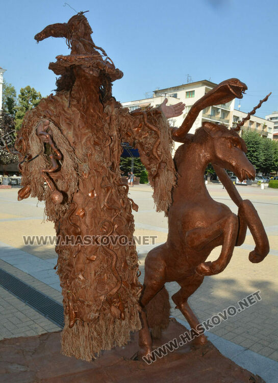 Уличен артист лети до еднорог като вълшебник и въвлича в приказен свят малки и големи