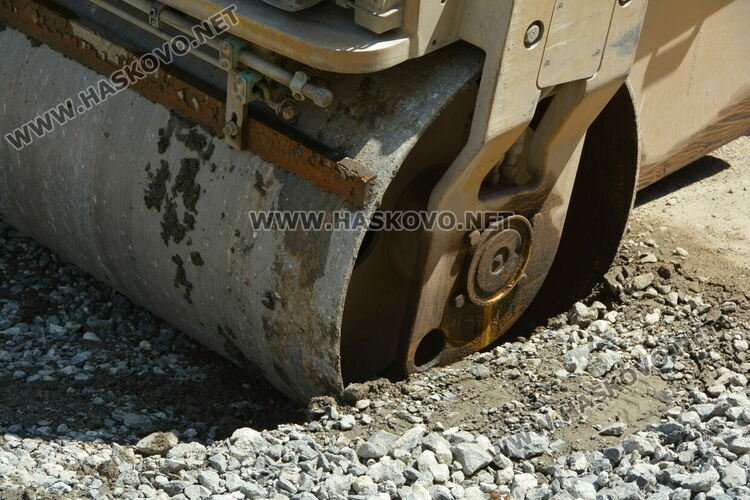 Валяк хлътна в насип на ВиК