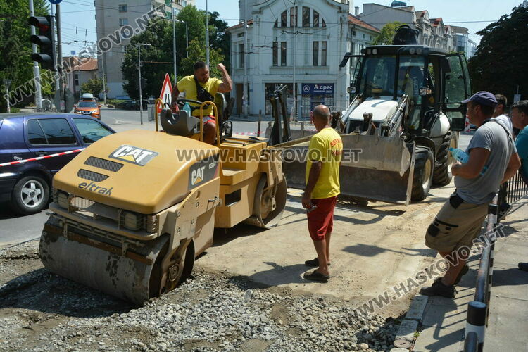 Валяк хлътна в насип на ВиК
