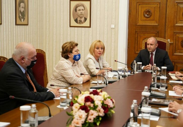 Манолова: Опитите за правителство с третия мандат трябва да избегнат грешките на ИТН