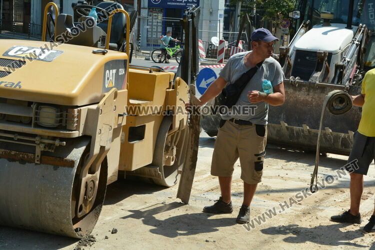 Валяк хлътна в насип на ВиК