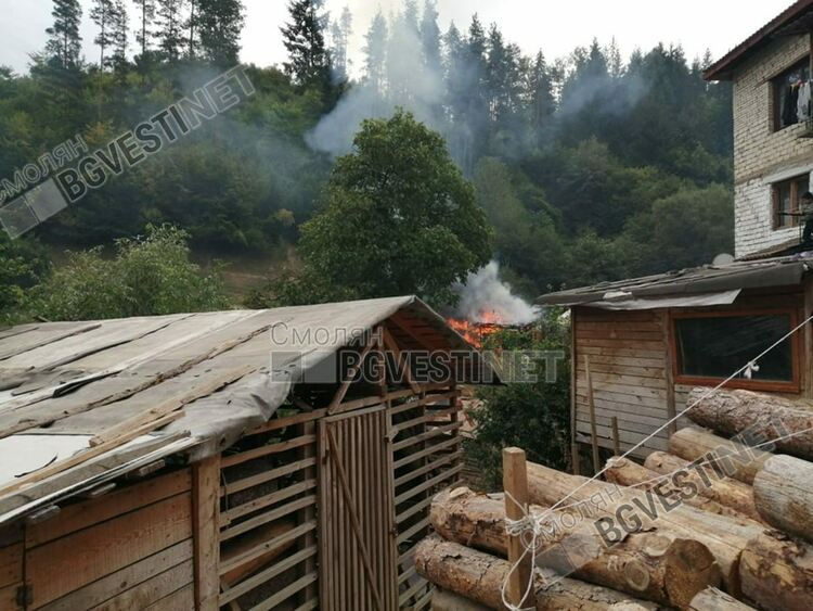 Заради човешка небрежност пламнаха отпадъци на ул. "Младост" в Смолян