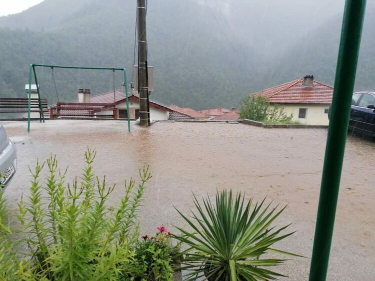 Градушка удари Търън, порази продукция в дворовете на хората