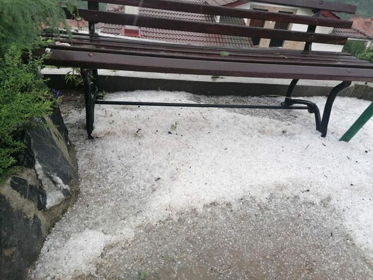 Градушка удари Търън, порази продукция в дворовете на хората