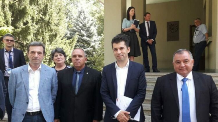 Кирил Петков уволнява шефовете на ВМЗ и го вади от ДКК