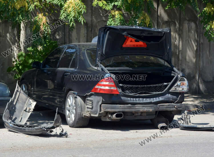 Разсеяна шофьорка блъсна паркирана кола на ул.“Дунав“