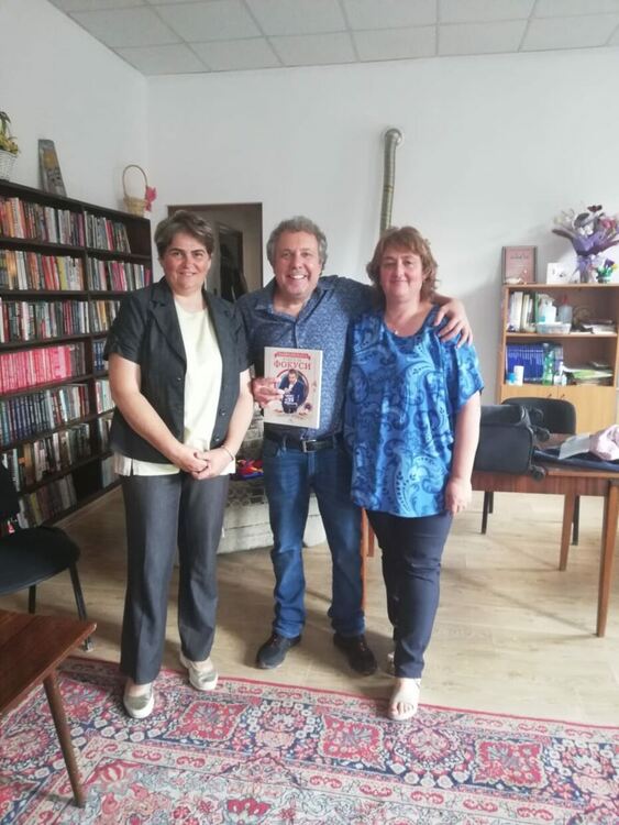 Актьорът Ненчо Илчев забавлява с фокуси децата на Момчиловци