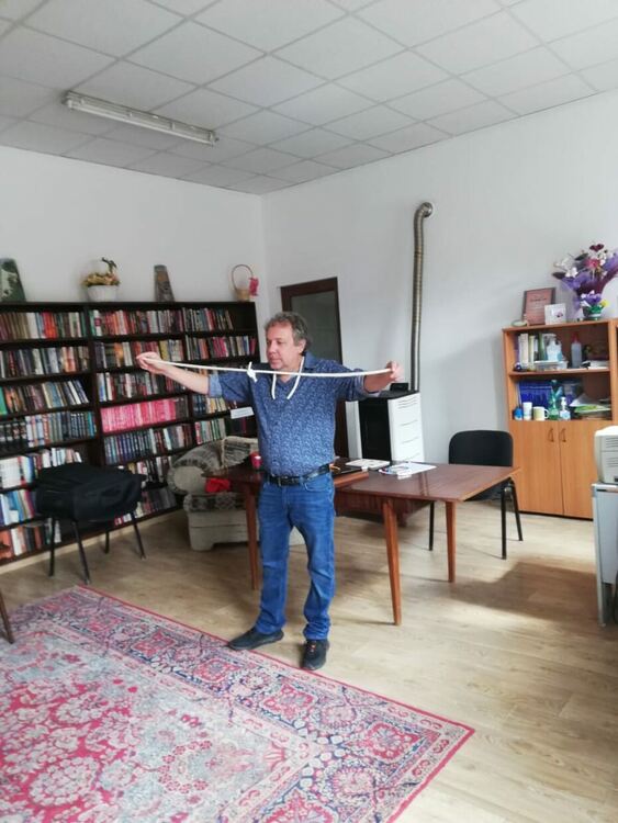 Актьорът Ненчо Илчев забавлява с фокуси децата на Момчиловци