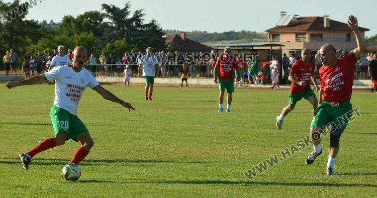 Звезден тим на терена на „Хеброс“ за 100-годишния юбилей на клуба, заради здравословни проблеми Стоичков не дойде