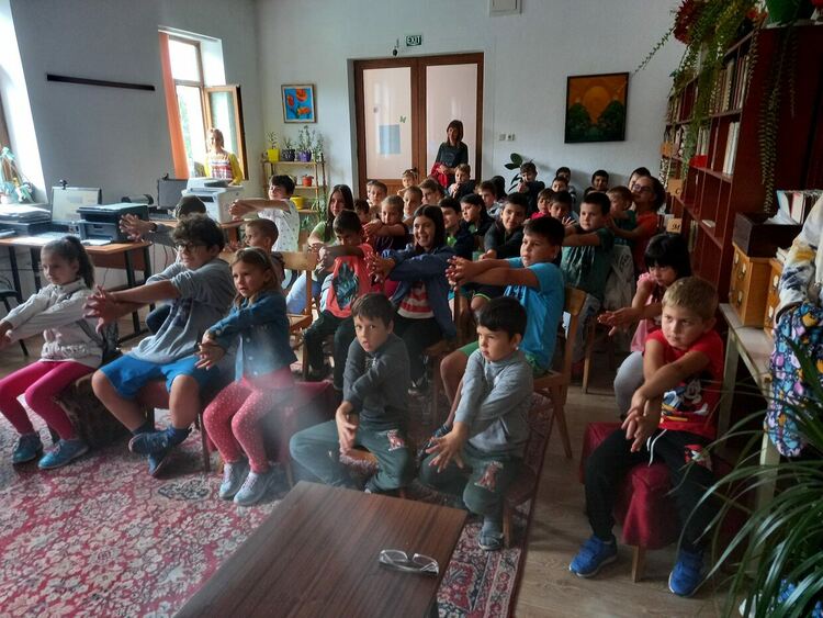 Актьорът Ненчо Илчев забавлява с фокуси децата на Момчиловци