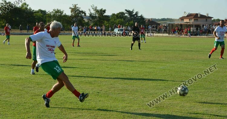Звезден тим на терена на „Хеброс“ за 100-годишния юбилей на клуба, заради здравословни проблеми Стоичков не дойде