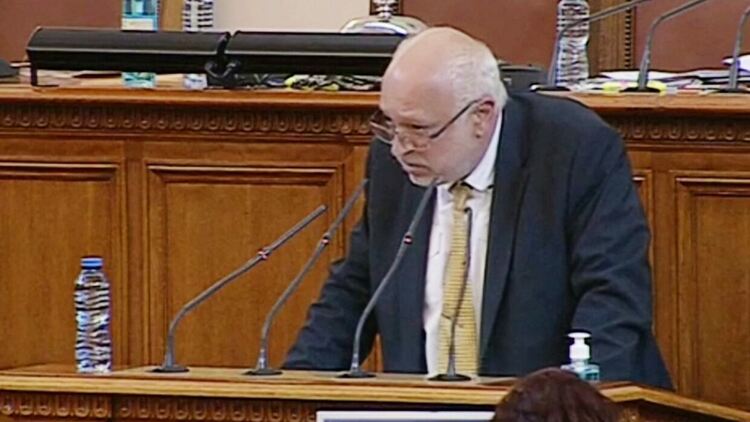 Министър Минеков: Минеков забрани на кокошките и пуйките да пеят