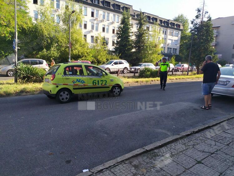 Такси помете жена на пешеходна пътека до Поликлиниката тази сутрин