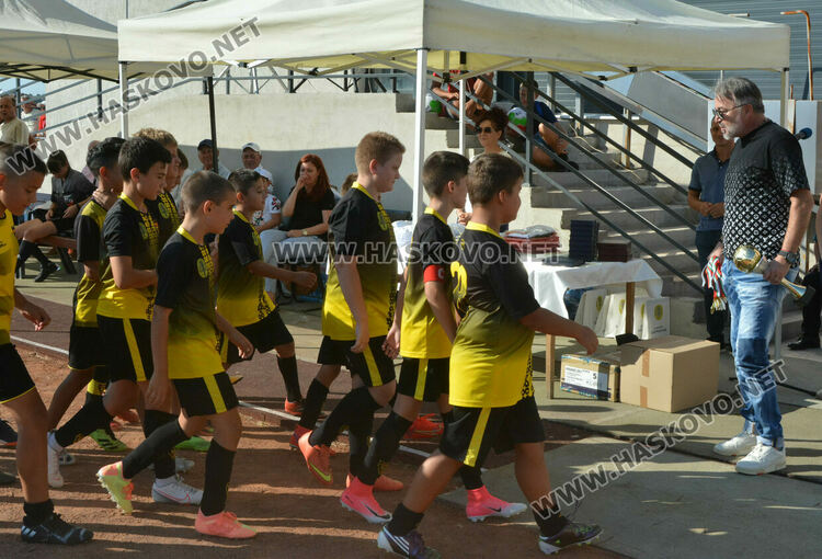 Звезден тим на терена на „Хеброс“ за 100-годишния юбилей на клуба, заради здравословни проблеми Стоичков не дойде