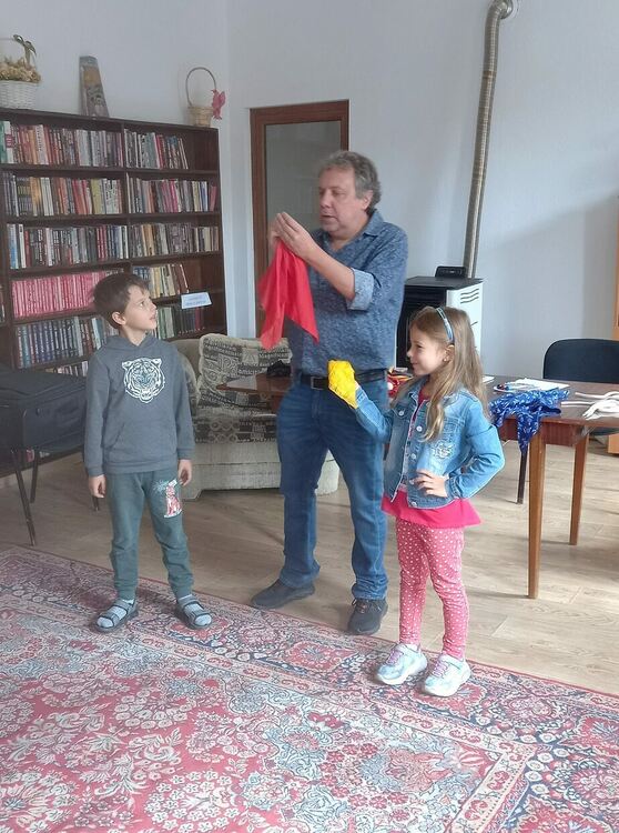 Актьорът Ненчо Илчев забавлява с фокуси децата на Момчиловци