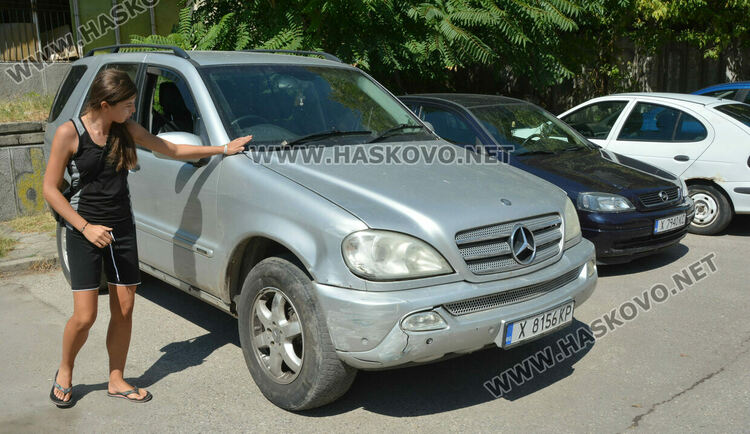 Разсеяна шофьорка блъсна паркирана кола на ул.“Дунав“