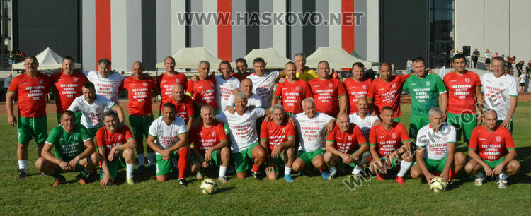 Звезден тим на терена на „Хеброс“ за 100-годишния юбилей на клуба, заради здравословни проблеми Стоичков не дойде