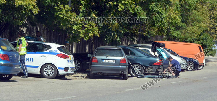 Разсеяна шофьорка блъсна паркирана кола на ул.“Дунав“