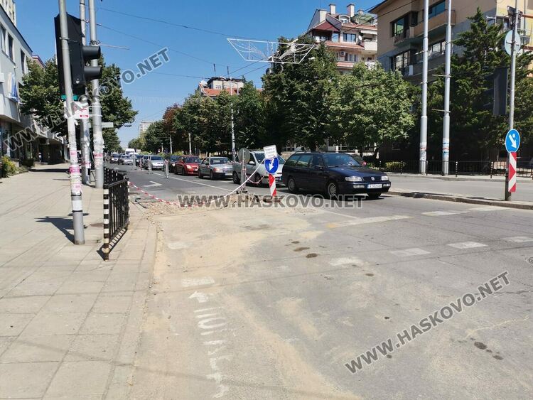 Читател: БМВ върти обратен през тротоар на „Раковски“