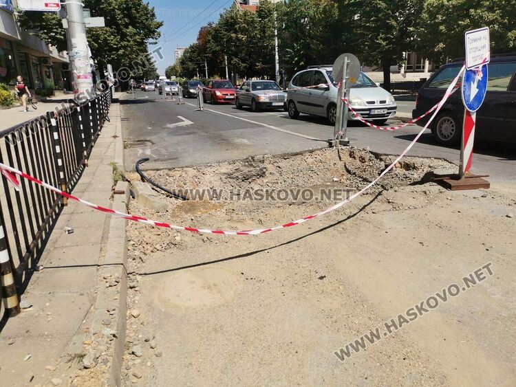 Читател: БМВ върти обратен през тротоар на „Раковски“