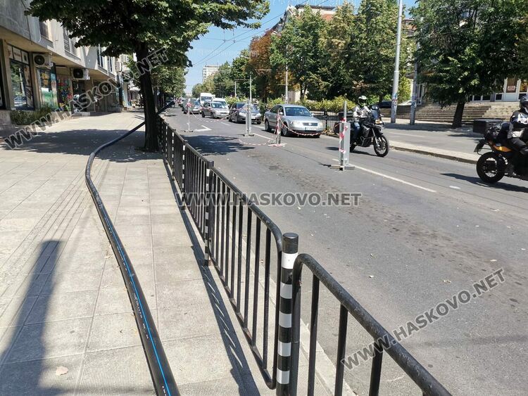 Читател: БМВ върти обратен през тротоар на „Раковски“