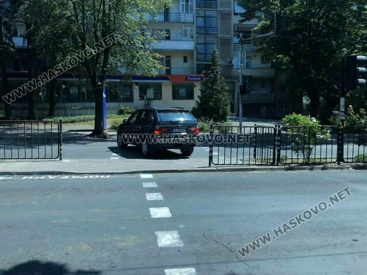Читател: БМВ върти обратен през тротоар на „Раковски“