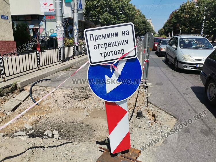 Читател: БМВ върти обратен през тротоар на „Раковски“
