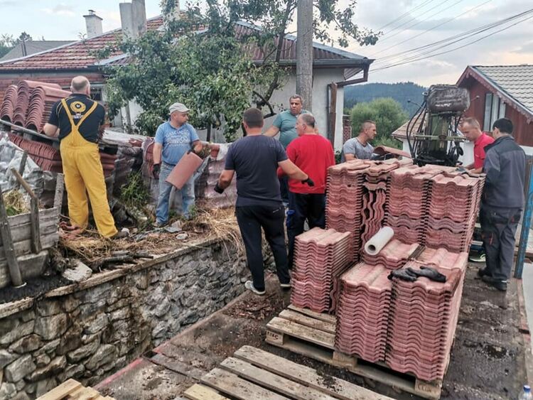 За пример!Жители на доспатски села помагат на пострадалите от пожара в с.Кръстава