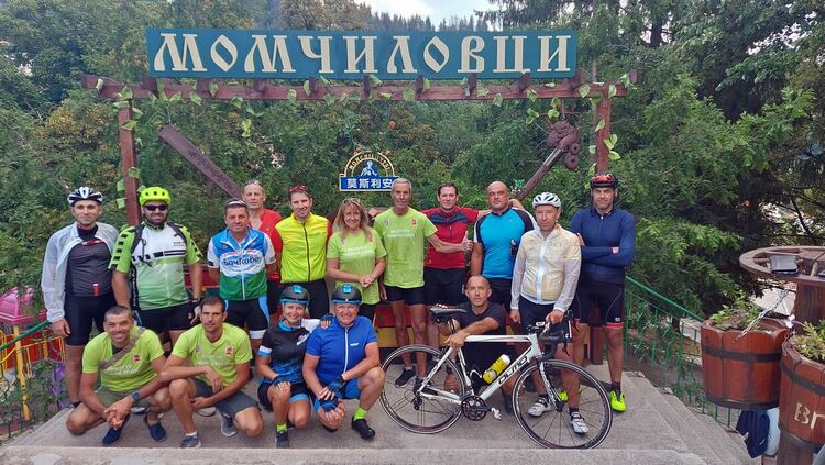 В Момчиловци десетки яхнаха велосипеди сред тях и посланика на Нидерландия 