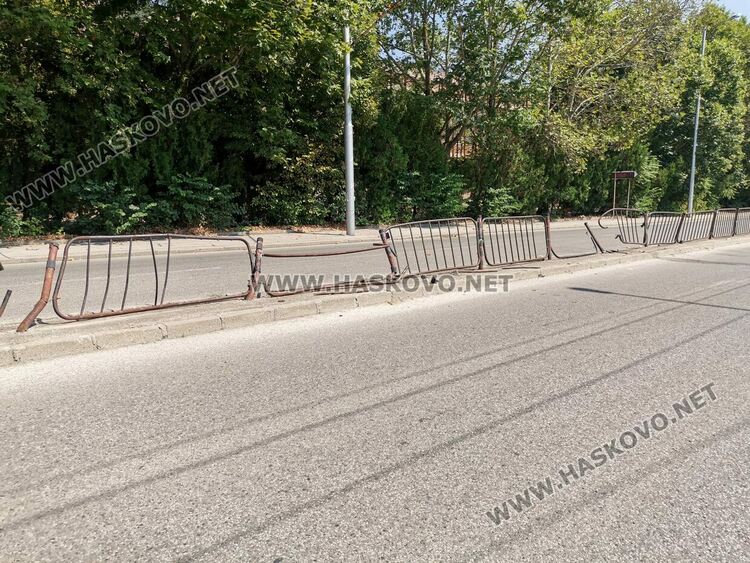 Ауди разби огражденията на "Съединение" 