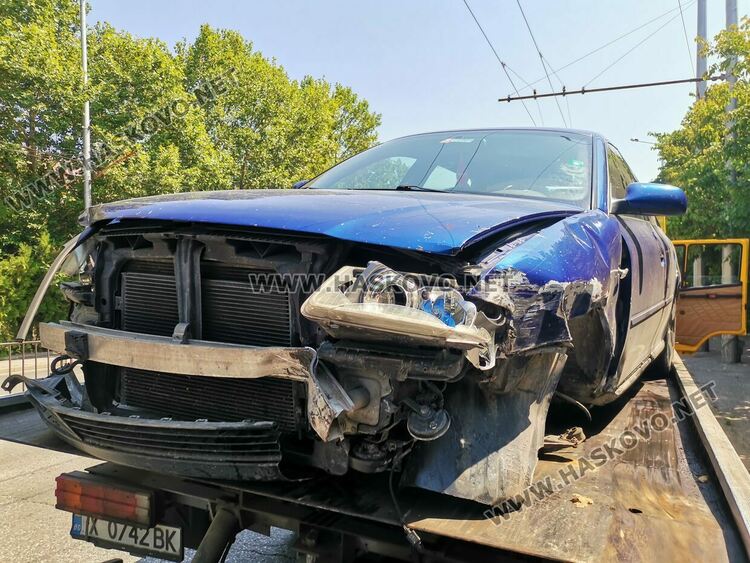 Ауди разби огражденията на "Съединение" 