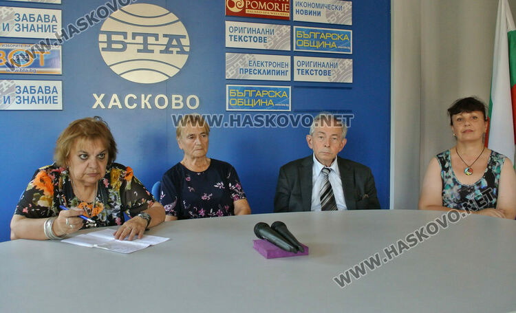 На снимката отляво на дясно: Ели Видева, Тодорка Николова, Мойсей Борода, Антонина Димитрова, председател на организационния комитет на "Есенни щурци"