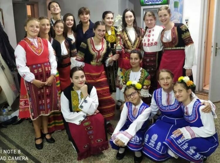 Гласовити момичета от Първомай се завърнаха с призови места от фестивал в Бургас