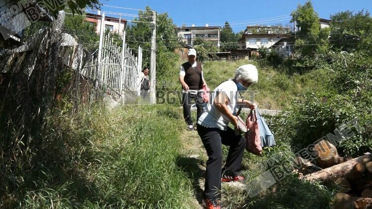 По тази пътечка се налага да вървят сем. Сакалови