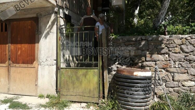 Бодлива тел е опъната и пречи да се отвори единствената врата към дома на сем.Сакалови