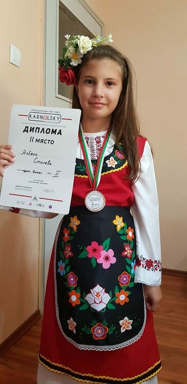 Гласовити момичета от Първомай се завърнаха с призови места от фестивал в Бургас