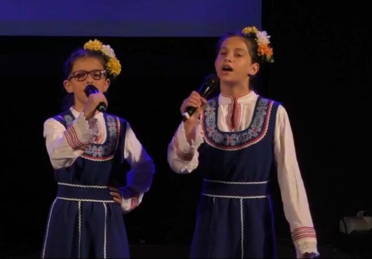 Гласовити момичета от Първомай се завърнаха с призови места от фестивал в Бургас