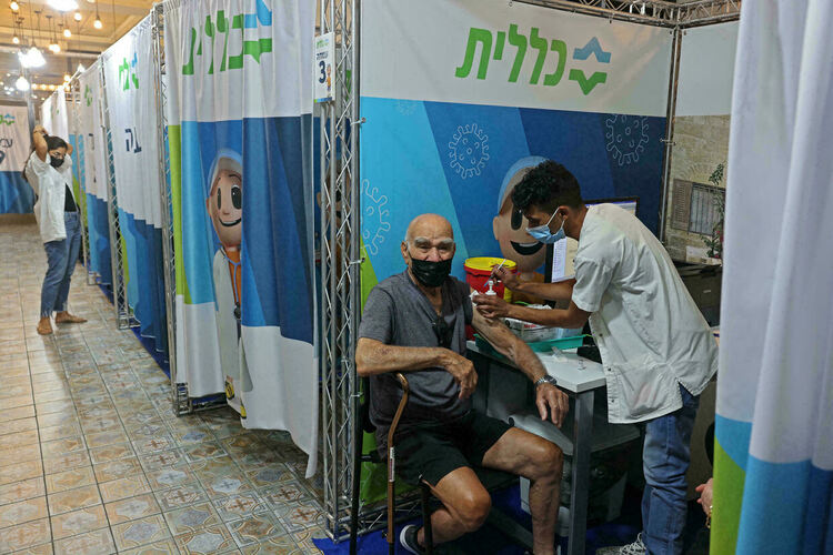 Специалисти наблюдават признаци за овладяване на варианта Делта в Израел след третата доза ваксина