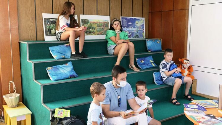 Пет деца с безплатен абонамент за библиотеката за активност през лятото