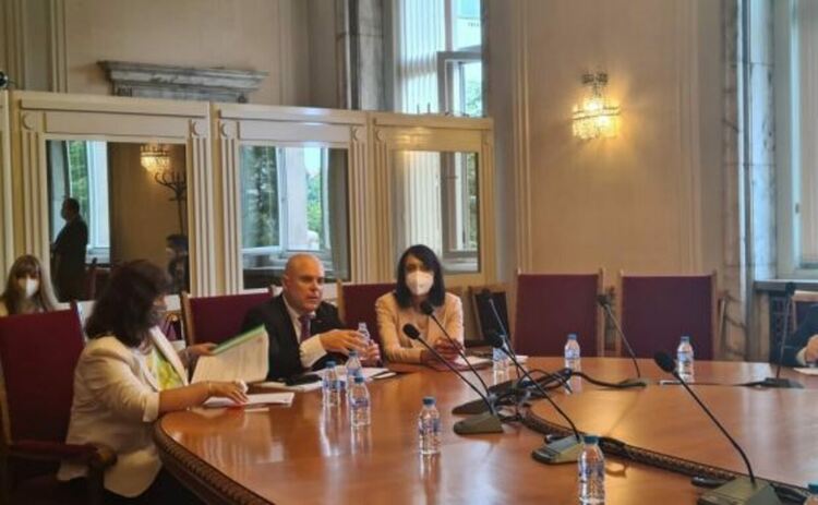 Гешев се появи за доклада му в правната комисия