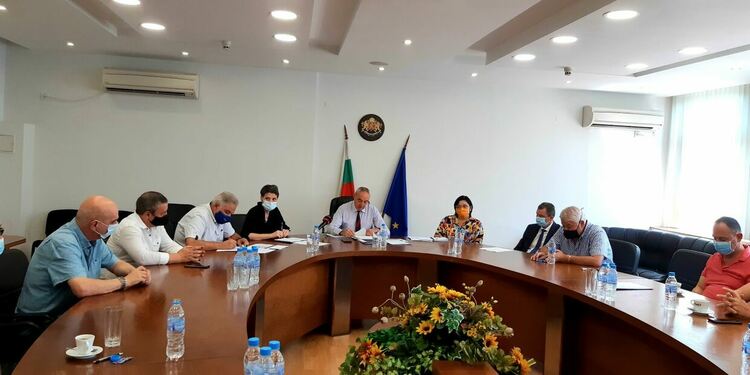 Увеличават поетапно леглата за ковид болни, забраняват съборите, спортните мероприятия - с до 30 на 100 публика 