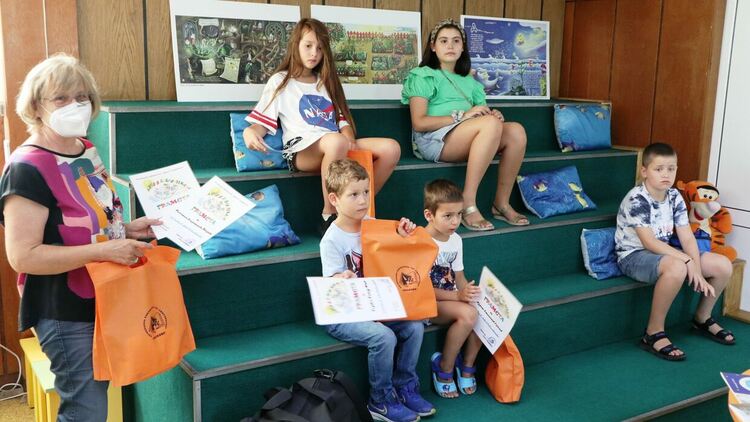 Пет деца с безплатен абонамент за библиотеката за активност през лятото