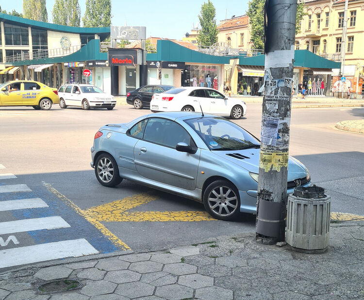 Читател сигнализира за паркиране по „европейски“