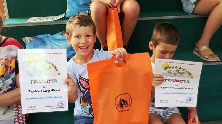 Пет деца с безплатен абонамент за библиотеката за активност през лятото