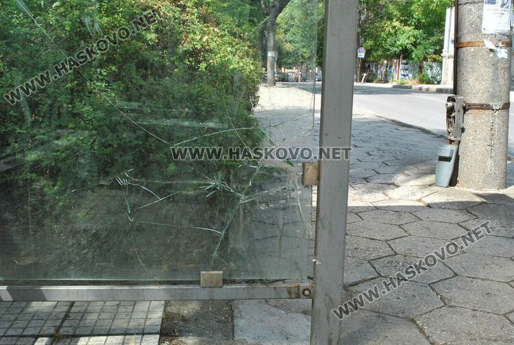 Хасковлия сигнализира за поредна счупена автобусна спирка