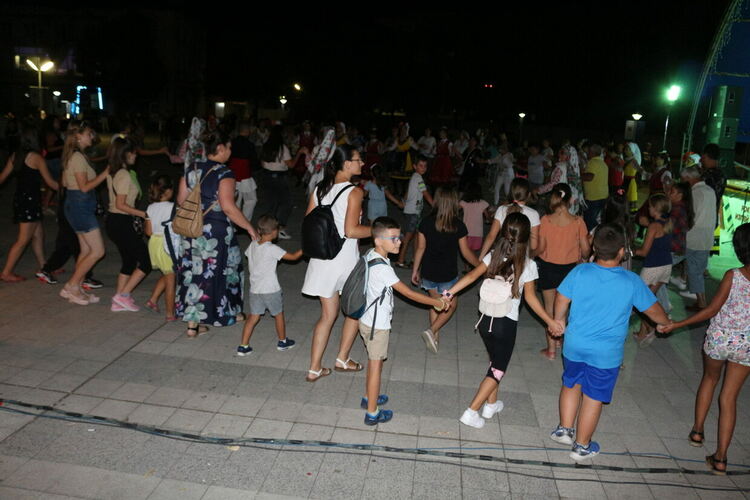 Танцьори от региона представиха красотата на българския танц 