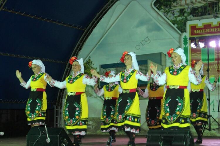 Танцьори от региона представиха красотата на българския танц 