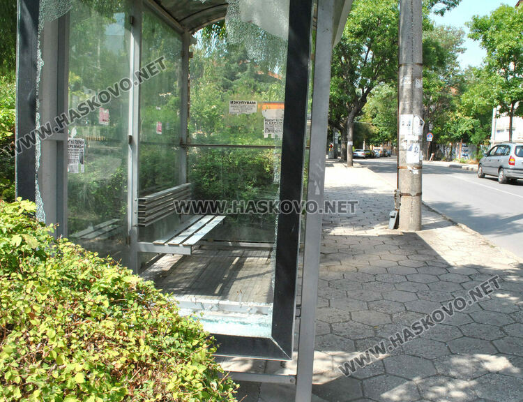 Хасковлия сигнализира за поредна счупена автобусна спирка
