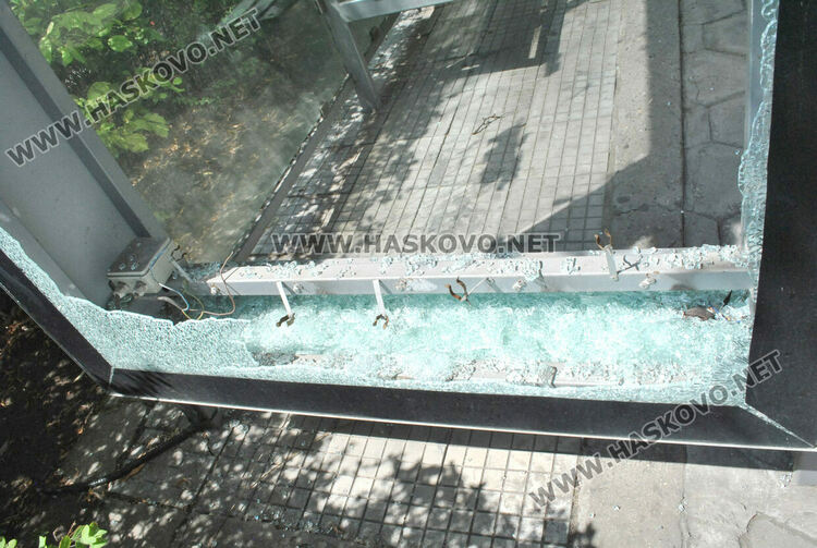 Хасковлия сигнализира за поредна счупена автобусна спирка